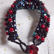 Bracciale di velluto nero e rosso con sfaccettature e perle di vetro perlato